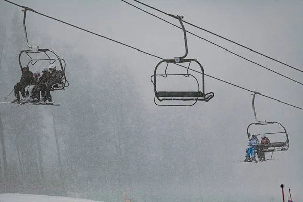 大雪多雾天气下的滑雪升降机 — 图库照片
