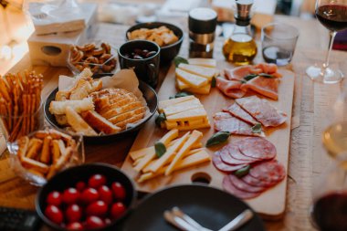 Bir masa dolusu lezzetli tuzlu atıştırmalık.