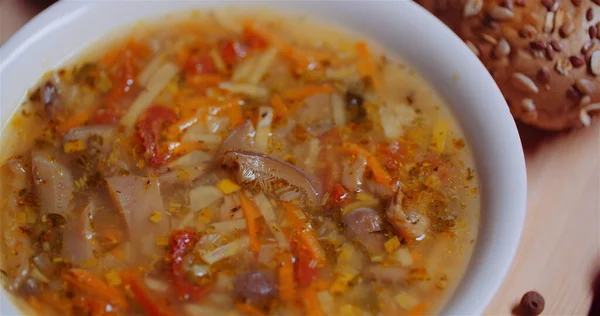 Comida fresca servida en tazón por pan con semillas de calabaza — Foto de Stock