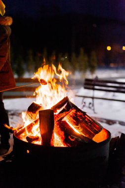 Geceleri şöminede yanan ateş