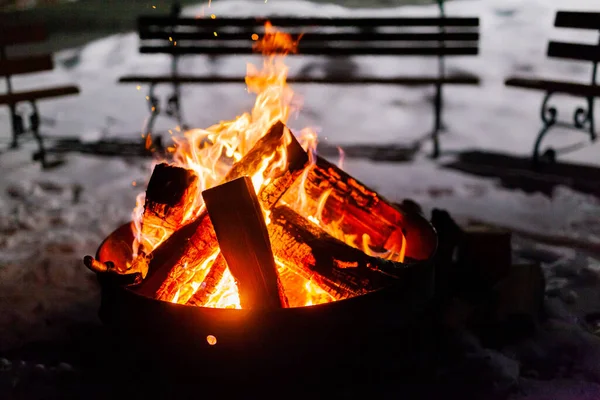 Loderndes Feuer in Herd in der Nacht — Stockfoto