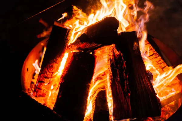 Płonący ogień w palenisku w nocy — Zdjęcie stockowe