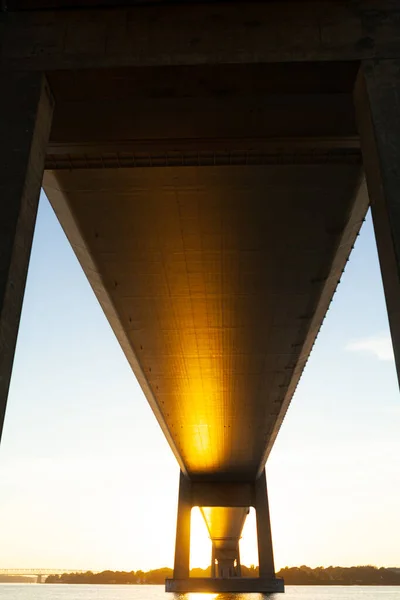 Vista inferior Puente alto y largo al atardecer en verano —  Fotos de Stock