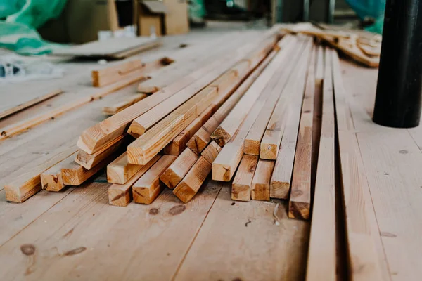 Holzbohlen auf dem Flor bei Dachbodensanierung. — Stockfoto