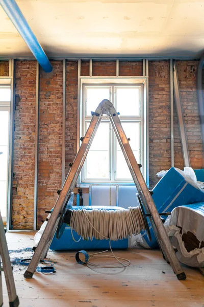 İnşaat alanında gümüş merdiven