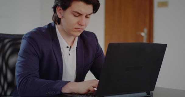 Уставший бизнесмен, работающий в офисе. Переработанный бизнесмен, работающий над ноутбуком. — стоковое видео