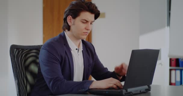 Homme d'affaires fatigué travaillant au bureau. Homme d'affaires surmené travaillant sur ordinateur portable. — Video