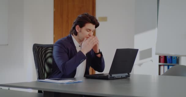 Homme d'affaires fatigué travaillant au bureau. Homme d'affaires surmené travaillant sur ordinateur portable. — Video