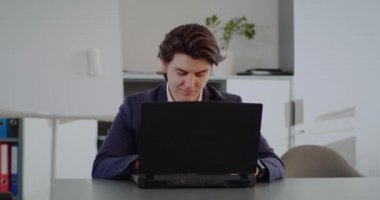 Bilgisayarda çalışan Ofisteki Pozitif Adam