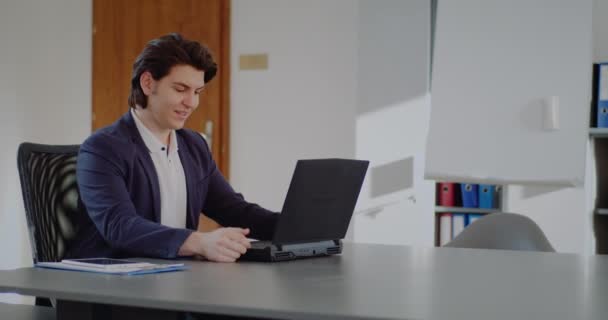 Ofisteki İşadamı Müşteriyle Görüntülü Konferans — Stok video