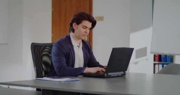 Успешный бизнесмен, работающий над ноутбуком — стоковое видео