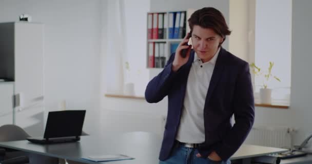 Бизнес в офисе отвечает на телефонный звонок — стоковое видео