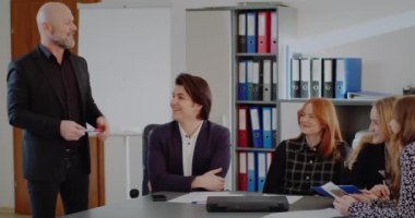 Şirketler Grubu İş Toplantısı Ofiste. Toplantı sırasında İş Adamları.