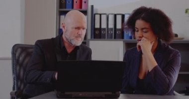 Toplantıda strateji tartışması yapan meslektaşlar