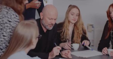 Toplantı odasında iş arkadaşları tartışıyorlar.