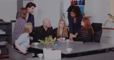 İş adamları toplantı odasında tartışıyor.