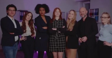 Mutlu erkek ve bayan meslektaşlar ofiste.