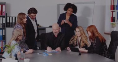 İş ekibi toplantıda stratejiyi tartışıyor