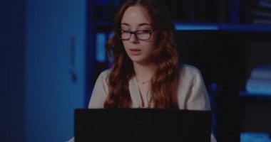 Geç saatlere kadar ofiste iş kadını