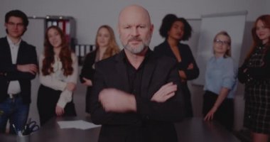 İş adamları dizüstü bilgisayarla tartışıyor