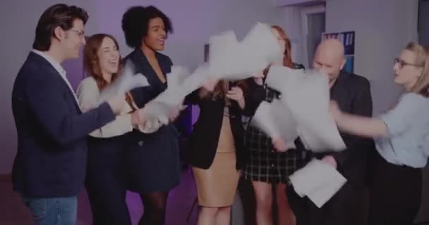 オフィスで同僚を祝福する専門家 — ストック動画