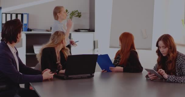 Affärskvinna diskutera med kollegor i mötet — Stockvideo