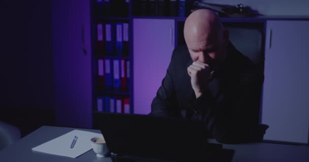 Spięty biznesmen pracujący na laptopie w biurze — Wideo stockowe