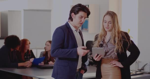 Empresario mostrando tableta PC a colega hablando por teléfono — Vídeos de Stock