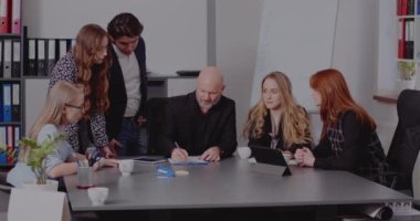 Yönetici toplantıda meslektaşlarına stratejiyi açıkladı