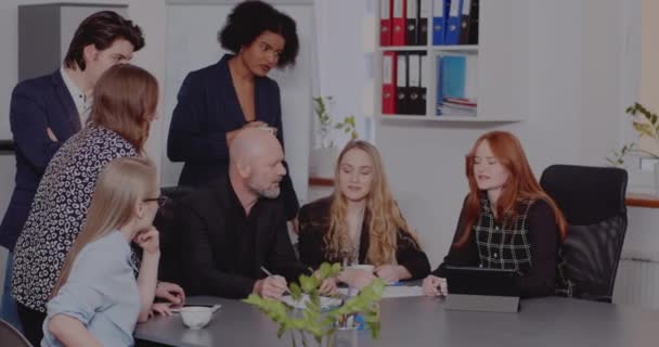 Profesionales multirraciales discutiendo en sala de juntas — Vídeo de stock