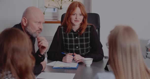 Manliga och kvinnliga kolleger diskuterar under mötet — Stockvideo