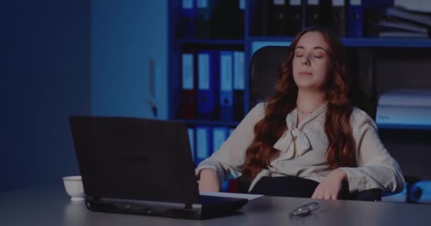 Femme d'affaires surmenée travaillant tard dans le bureau — Video