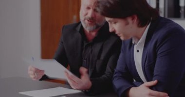 Yönetici ofiste toplantı raporunu yırtıyor