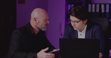 Erkek meslektaşlar ofiste geç saatlere kadar çalışıyor