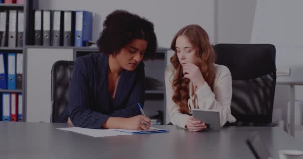 Colegas haciendo una lluvia de ideas en la oficina — Vídeos de Stock