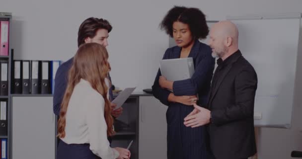 Colegas masculinas e femininas em meting no escritório — Vídeo de Stock
