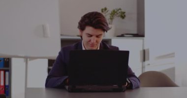 mutlu işadamı laptop kullanma office