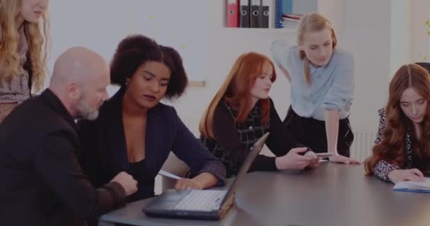 Профессионалы обсуждают стратегию на встрече в офисе — стоковое видео