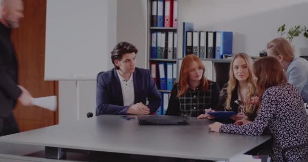 オフィスでの会議で積極的なマネージャー — ストック動画