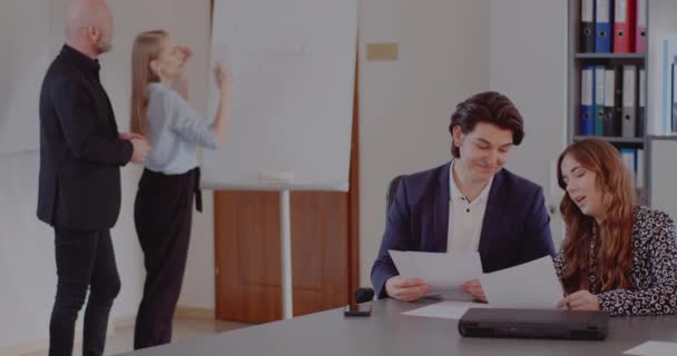 Kollegor som diskuterar affärsstrategi i kontoret — Stockvideo