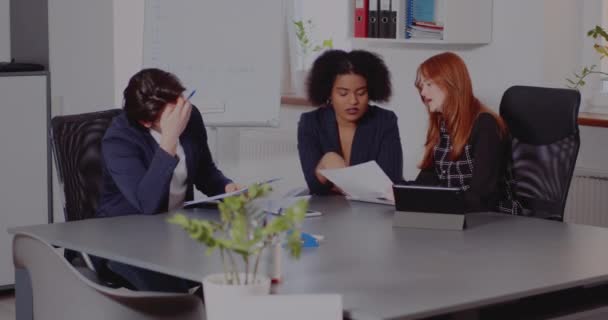 Zakenvrouw in gesprek met collega 's in functie — Stockvideo