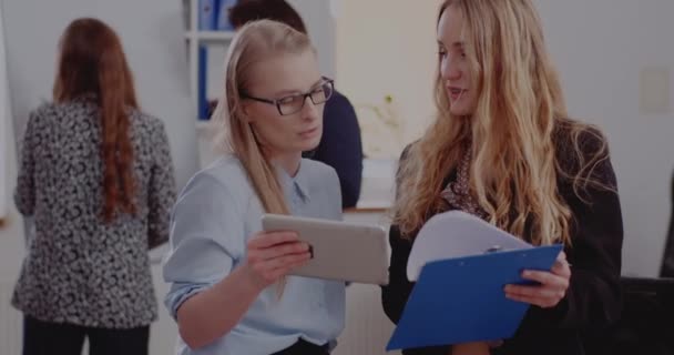 Femmes d'affaires discuter sur tablette PC dans le bureau — Video