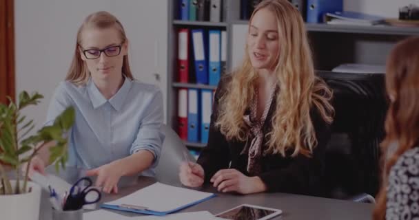 Femme d'affaires discutant de stratégie avec ses collègues — Video