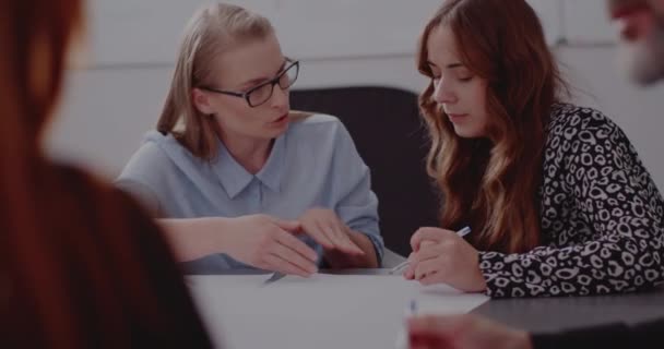 Femme d'affaires discutant de stratégie avec un collègue — Video