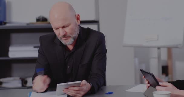 Бизнесмен с планшетным ПК работает в офисе — стоковое видео