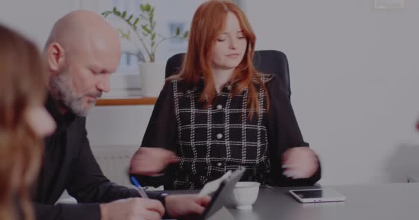 कार्यालय में डेस्क पर टैबलेट पीसी का उपयोग करने वाली व्यवसायी — स्टॉक वीडियो