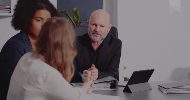 オフィスでの同僚との議論のビジネスマン — ストック動画