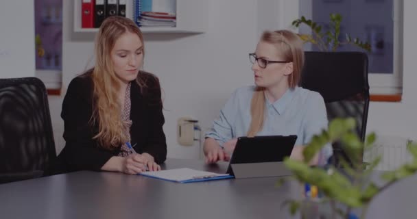 Mujeres colegas discutiendo plan de negocios en la oficina — Vídeo de stock