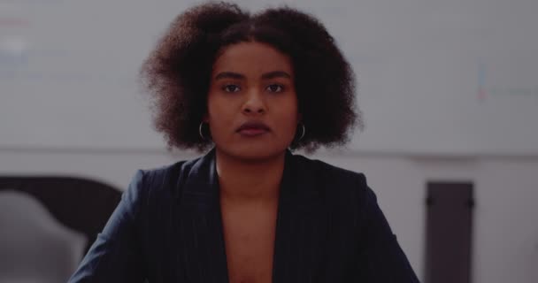 Potret wanita pengusaha yang percaya diri di kantor — Stok Video