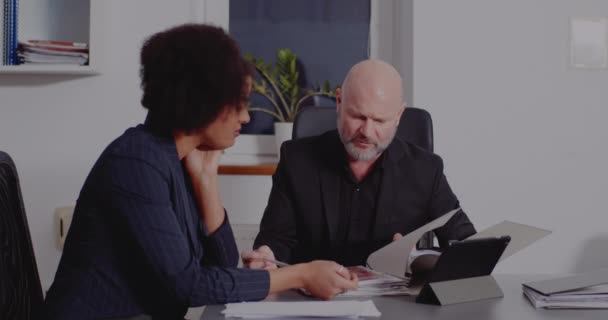 Homme d'affaires discutant du document avec un collègue — Video